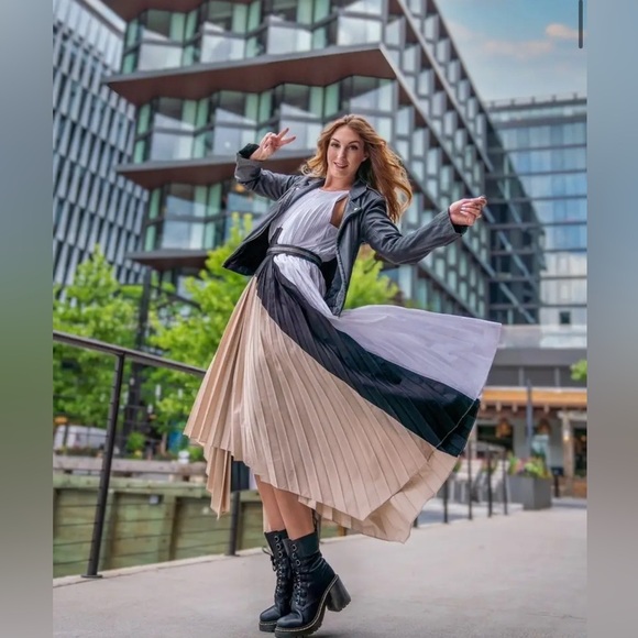 Bibhu Mohapatra Chic Black and White Maxi pleated Dress with Tan Accents size 16 - Picture 3 of 17